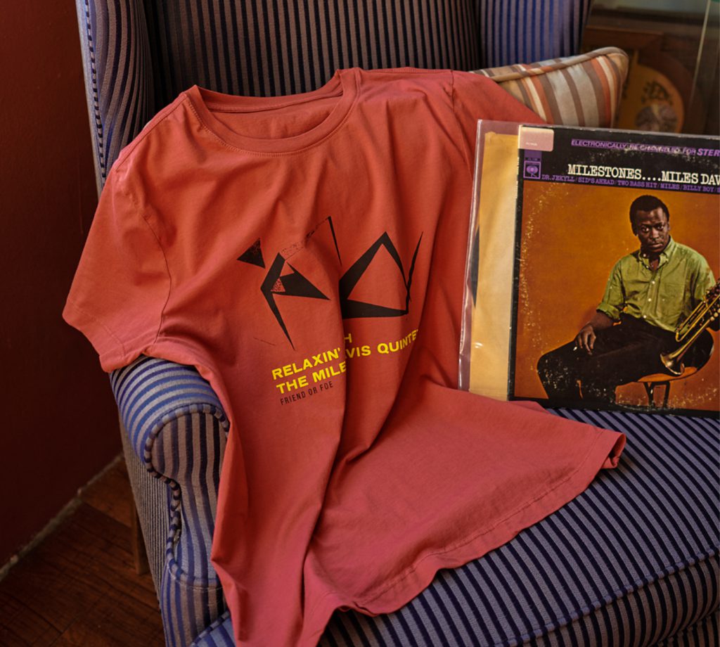 Relaxin' Tee Miles Davis - Couch